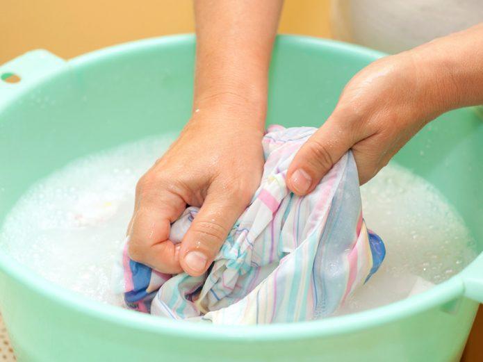Как быстро отмыть руки после чистки грецких орехов от зелёной кожуры
