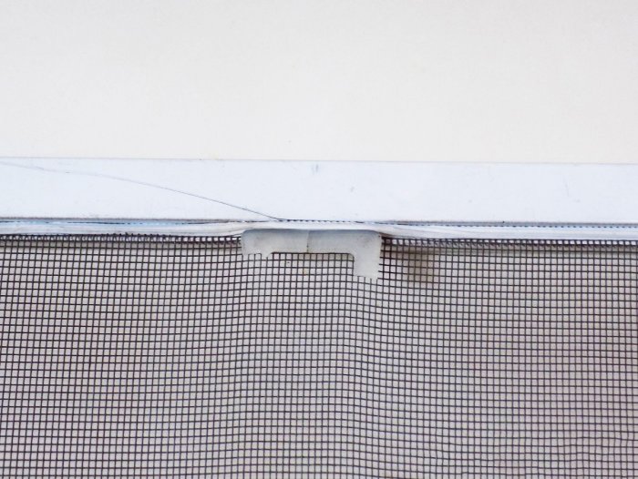 Как снять москитную сетку с окна, если повреждены ручки