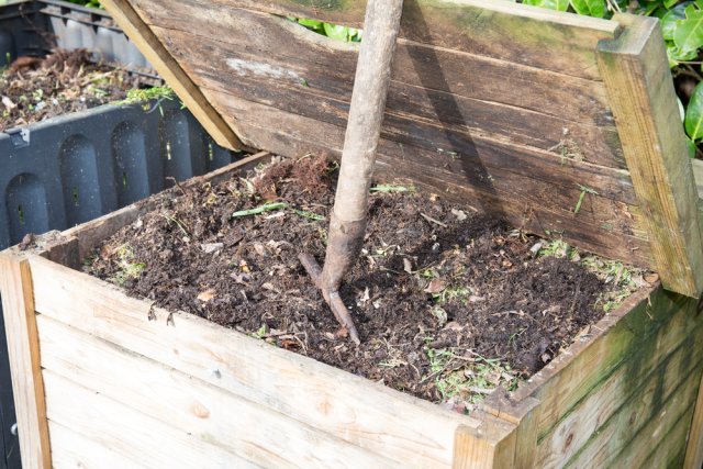 Барная подстилка в саду и огороде: зачем нужна игольница и где ее взять