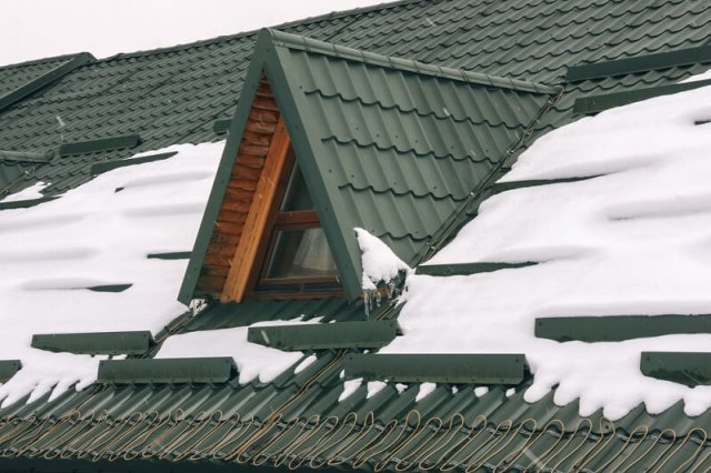 Как подготовить крышу загородного дома к зиме
