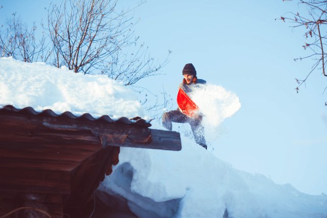 Снег на крыше дома – чем это опасно и как правильно убрать
