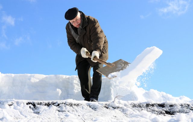Снег на крыше дома – чем это опасно и как правильно убрать