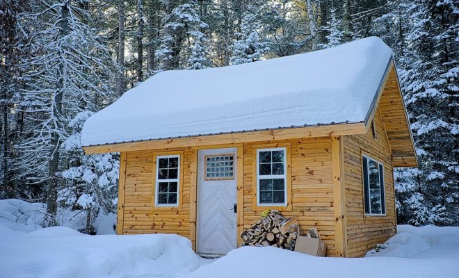 Снег на крыше дома – чем опасен и как его правильно убирать