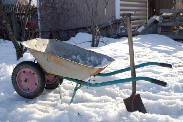 Весной на вашем участке лежит снег: стоит ли его убрать, выкопать или оставить в покое?